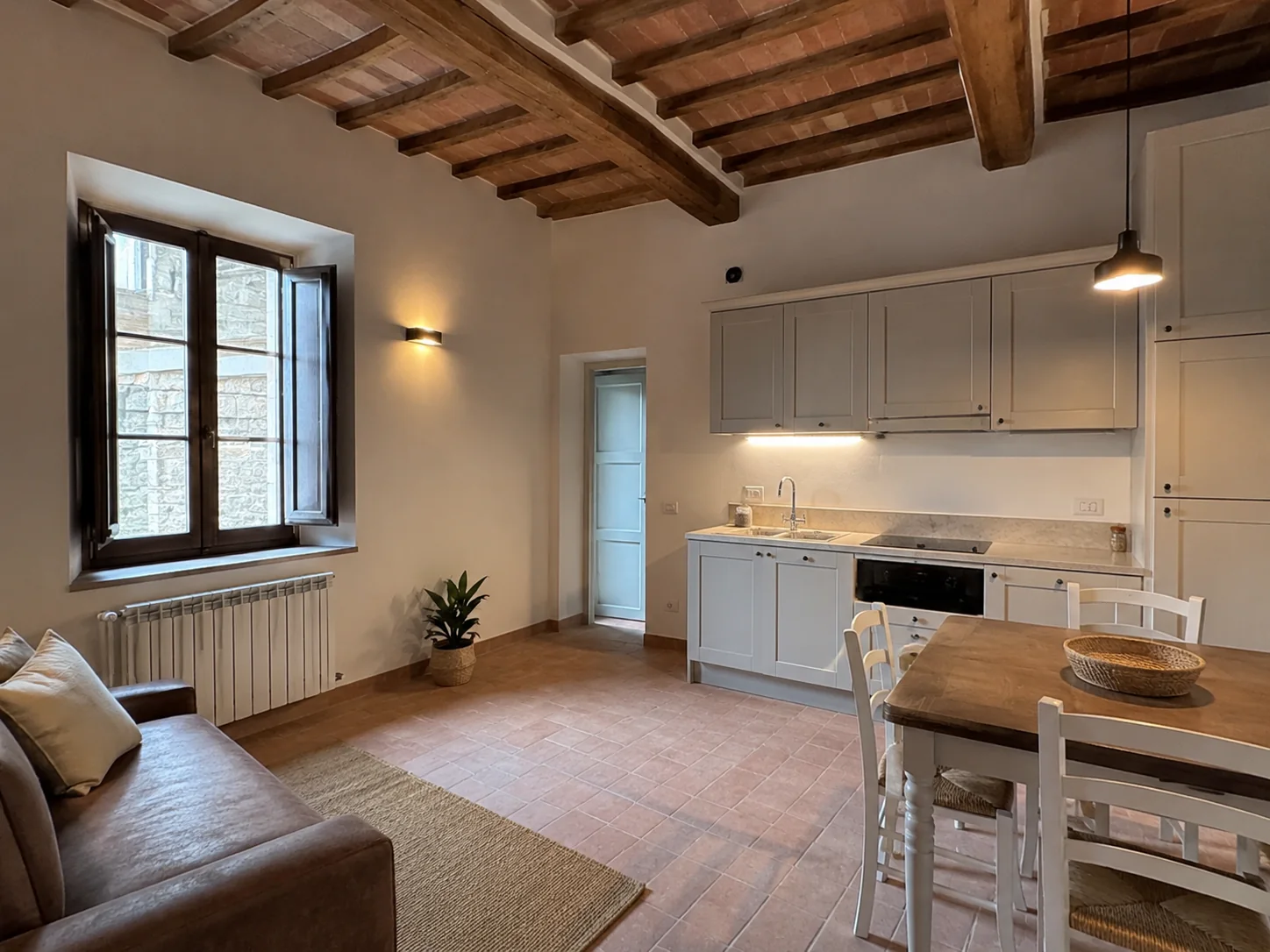 Ambiente quasi ultimato con cucina presente